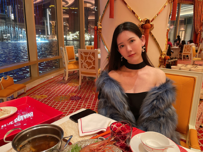 Chloe霏霏的魅力图鉴，温柔与自信的交织
